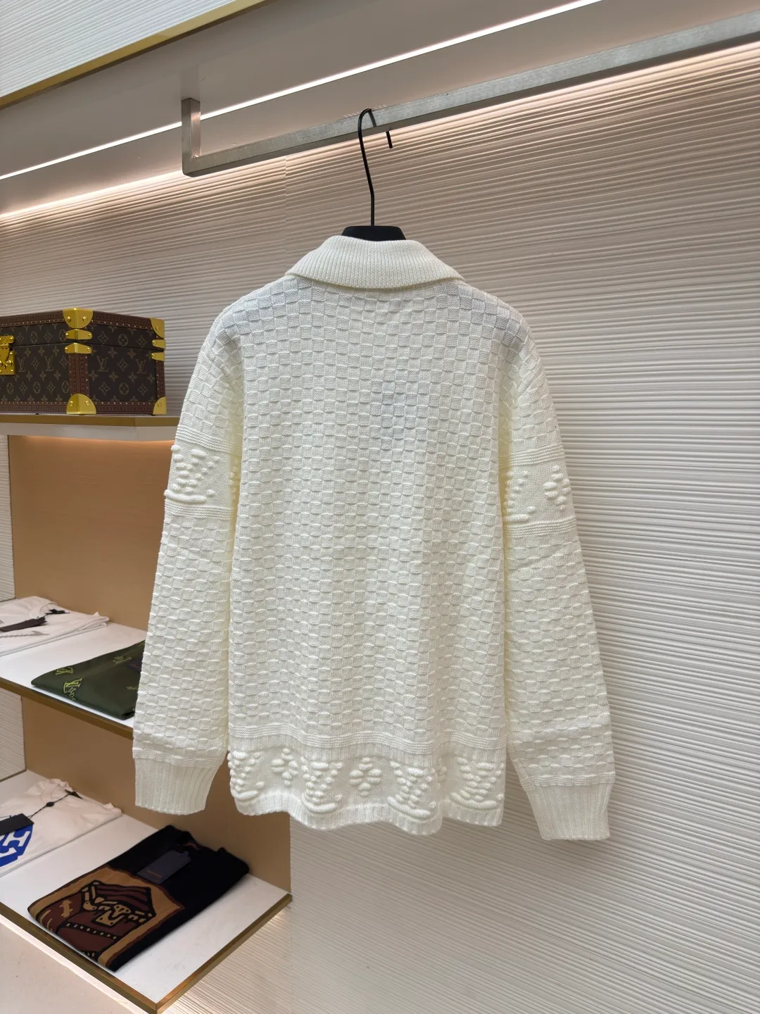 LOUIS VUITTON checkerboard embossed sweater ●Original version: purchased and developed for 12100 ●Item number: 1680746-B50 ●Fabric: crown yarn fabric ●Technology: embossed production ●Version: fitted version ●Weight: about 735 grams ●Size: XS-S-M-L ●Description: We use custom-made high-quality crown core yarn. Currently, there is no stock of yarn with this feel on the market. The core-filled yarns on the market are all cotton-containing, which is rather hard and cannot achieve the effect of the original version. The color presented is very different from the original version. Our customized core-filled yarn has a lot of manufacturing processes. It requires spinning out the raw material core, and then hooking the yarn on the machine for secondary processing and threading the raw material core! The machine cannot rotate too fast, as it will easily cause the thread to spin out, and once it does, it will be useless! After the dyeing is done, you can only use high-temperature dyeing tanks. If the temperature is not enough, the yarn will be dyed unevenly! High-temperature vats are rare in general dyeing factories! Generally, it takes 12 hours for dyeing to enter the vat, and several hours for drying at low temperature when it comes out. If the temperature is too high, it will be scrapped; after dyeing, it can only be done with a slow machine, and fast machines are prone to problems with thick and thin hair horizontal bars. In order to restore the effect of the original version to the maximum, the LOGO is exactly the same as the original version. The fabric pieces are woven at a parallel and even speed using a machine imported from Germany worth 47W. Each piece takes 270 minutes. All knots during the weaving process will be manually processed without traces. The knot-free rate is as high as 95%. It will not be woven like those ordinary computerized flat knitting machines. In order to rush the goods efficiently, the speed is turned to the limit. The stitches of the knitted pieces are different in size, pattern and pattern. The overall wiring is straight and delicate, the fabric is comfortable and soft, and the color is consistent without color difference. It can be matched with the same style to create a fashionable look and control various occasions. Customized accessories, complete with three standards, same style for men and women!